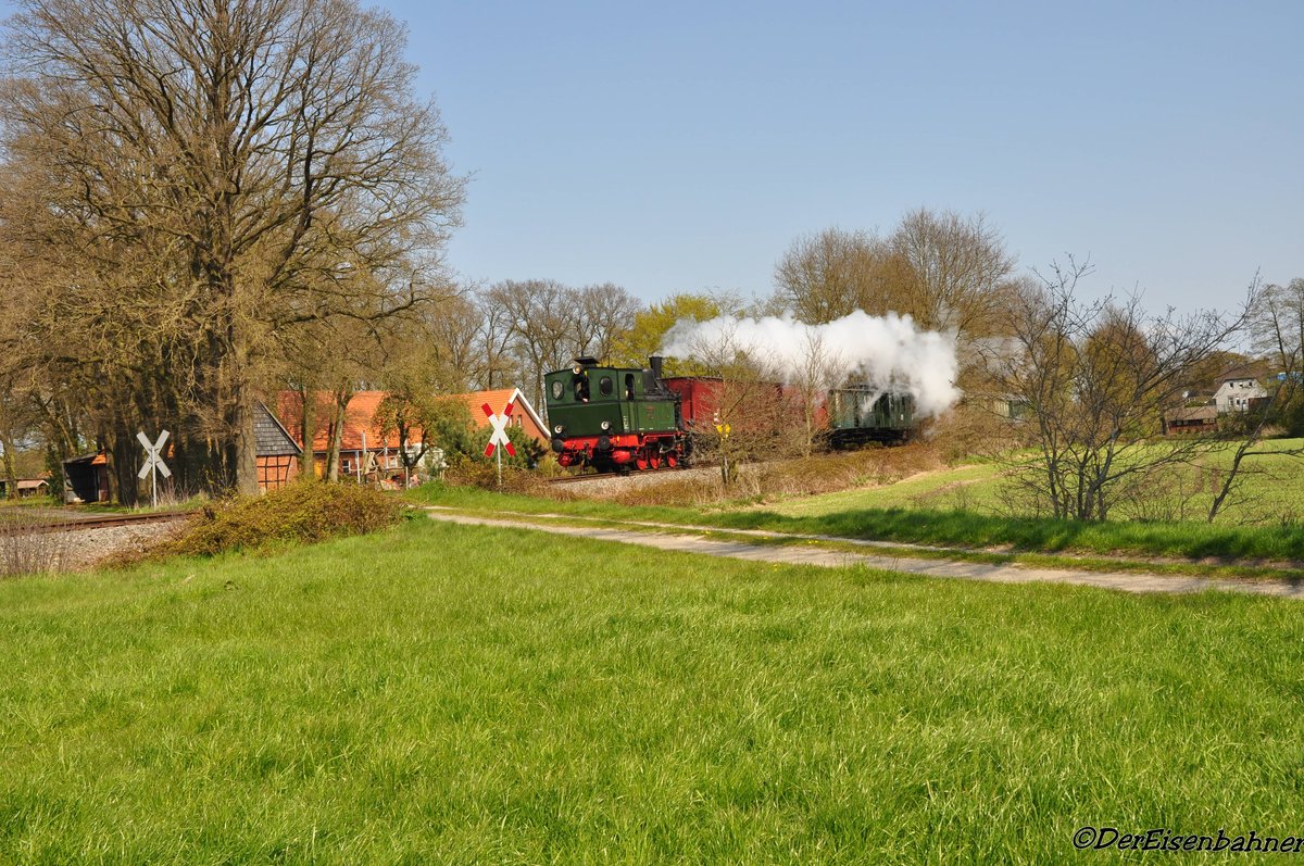 Die Dampflok  Niedersachsen  in Bunnen am (01.05.2016)