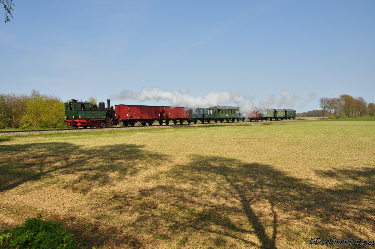 Die Dampflok  Niedersachsen  in Helminghausen am (01.05.2016)