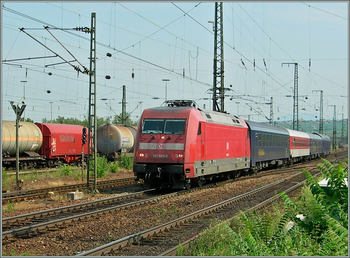 Die DB 101 003-2 erreicht mit dem CNL aus Kopenhagen Weil am Rhein, welches ohne Halt durchfahren wird.
5. Juli 2006