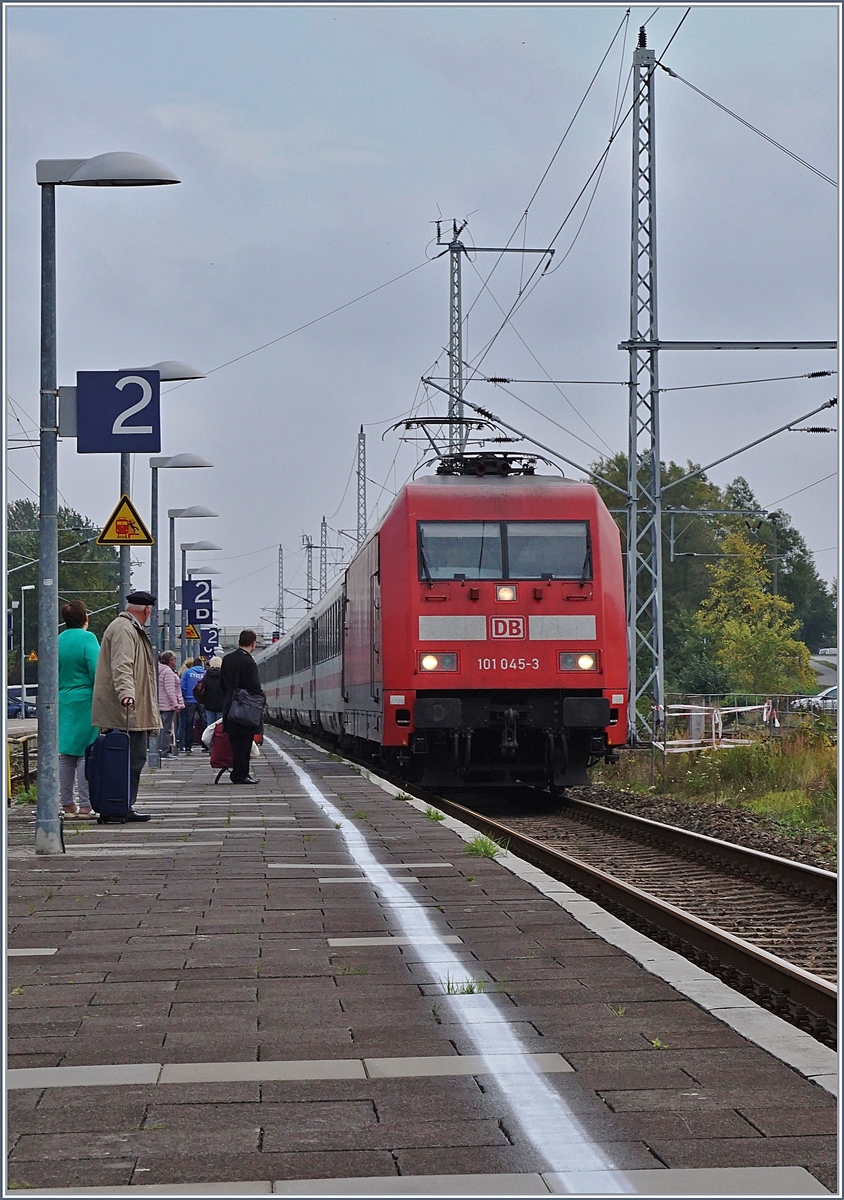 Die DB 101 045-3 erreicht mit ihrem IC Ribnitz Dammgarten West.
26. Sept. 2017