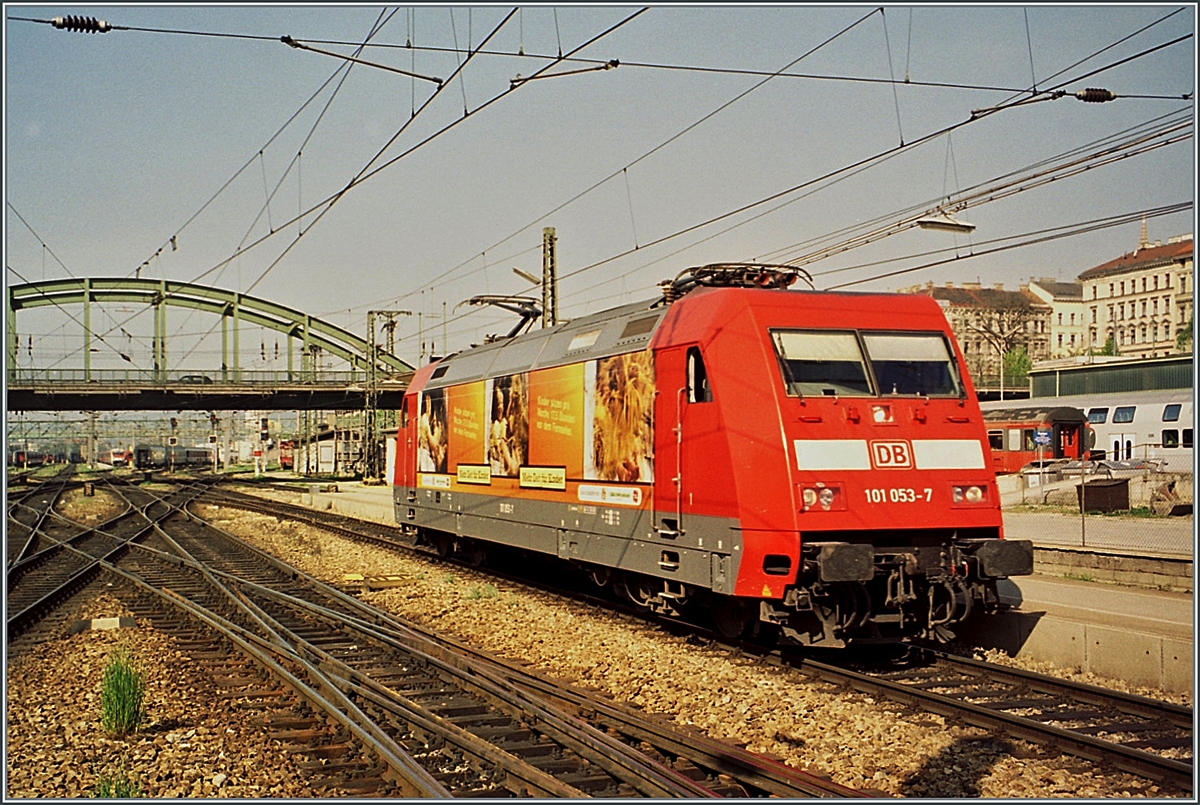 Die DB 101 053-7 rangiert in Wien Westbahnhof.

Analogbild vom 1. Mai 2001