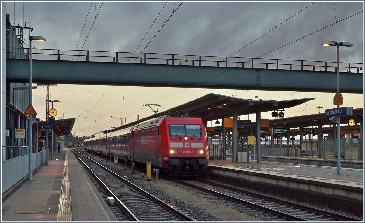 Die DB 101 083-4 steht mit einem  Nürnberg-München Express  in Ingolstadt. 

3. Jan. 2018