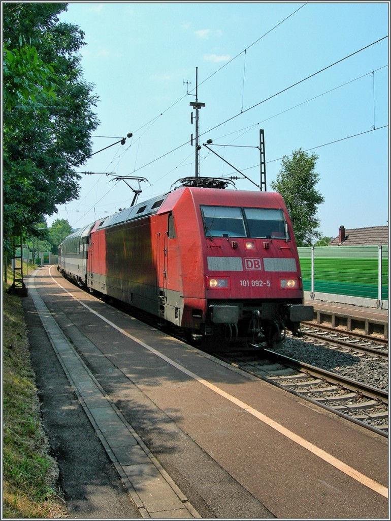 Die DB 101 092-2 färht mit einem EC mit einem SBB Panoramawagen an der Spitze in Bad Bellingen durch.
5. Juli 2006