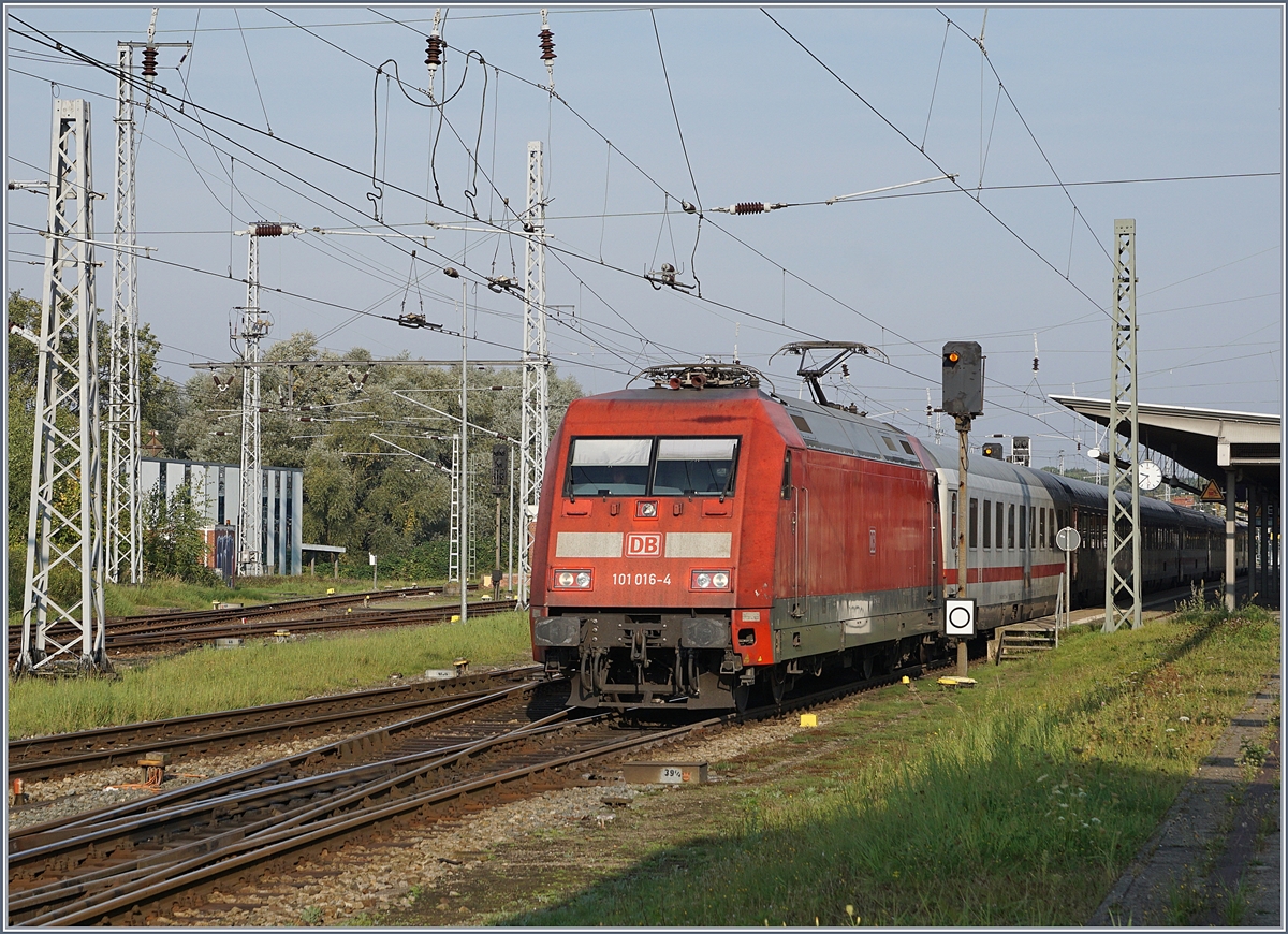 Die DB 101 106-4 verlässt mit ihrem IC nach Ostseebad Binz den Bahnhof von Rostock.
30. Sept. 2017