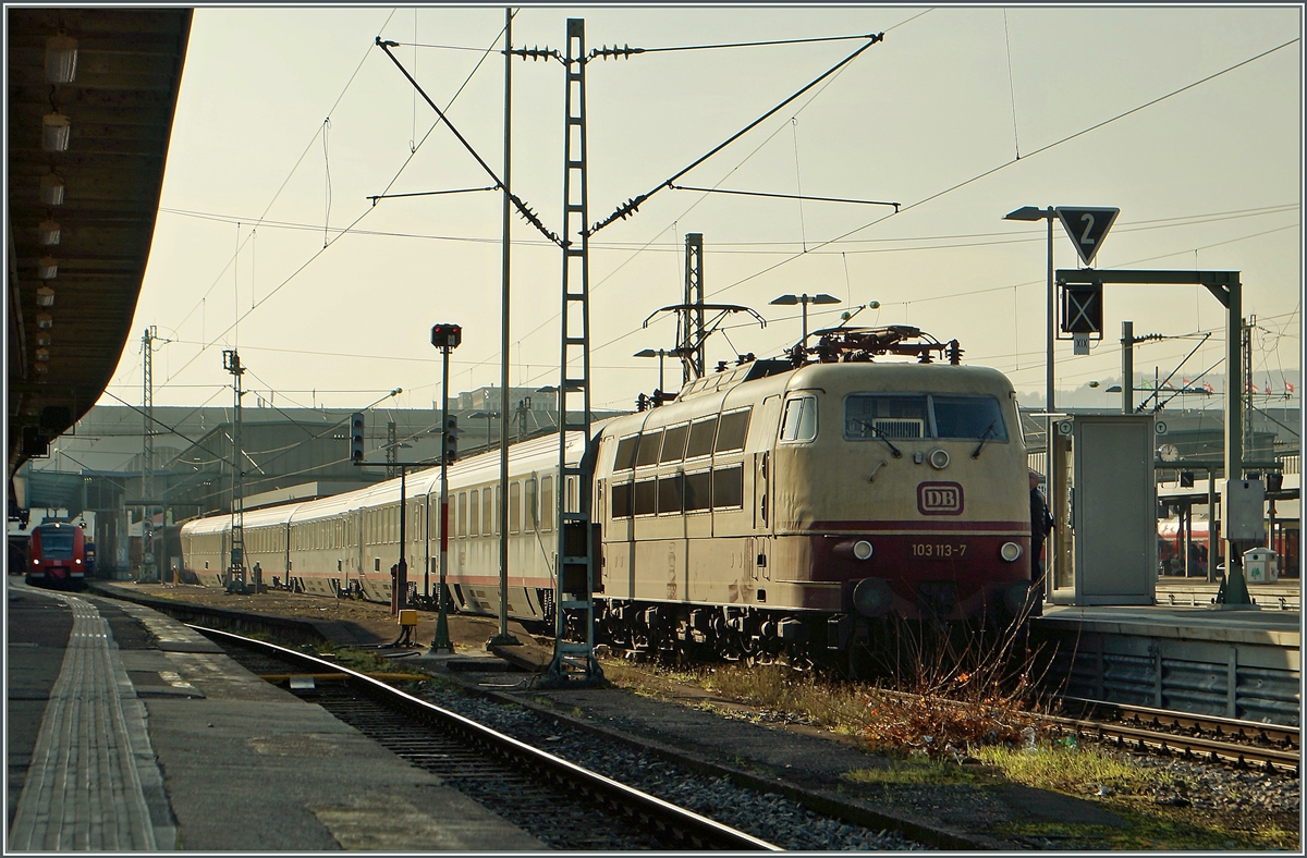 Die DB 103 113-7 mit den IC 118 nach Innsbruck bei der Abfahrt in Stuttgart.
28. Nov. 2014