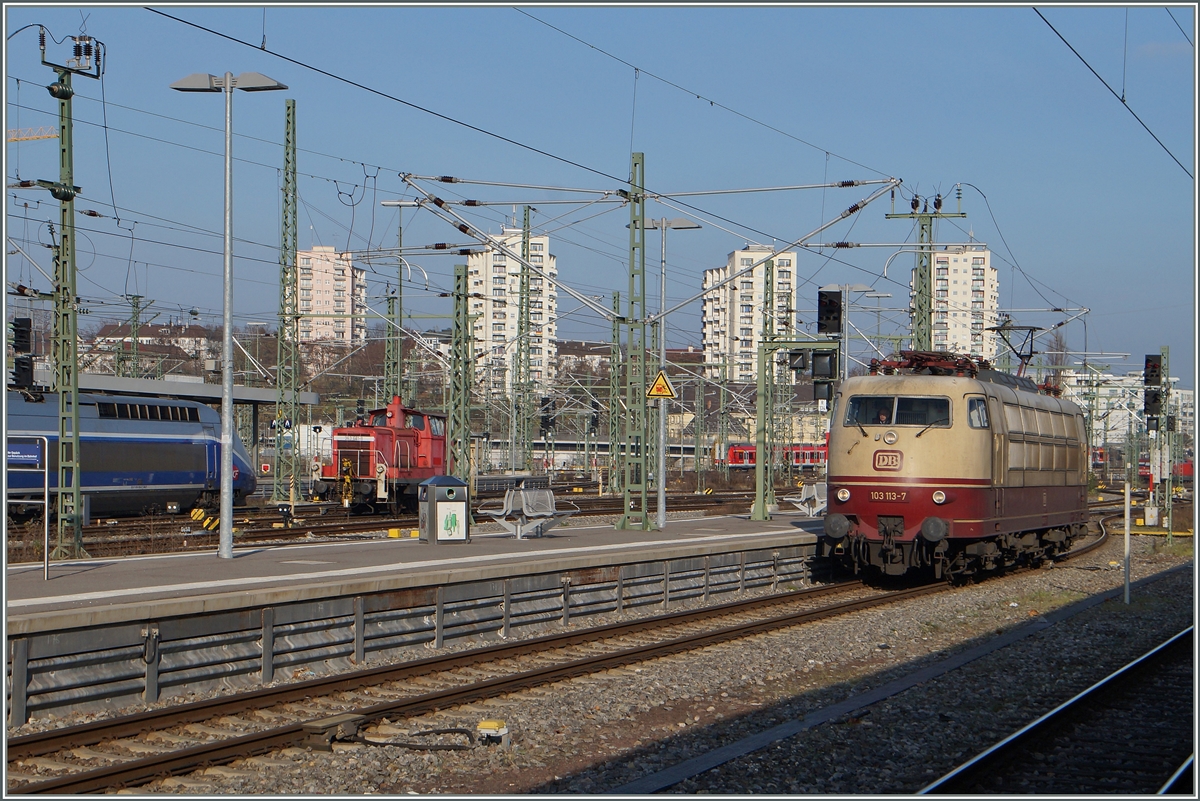 Die DB 103 113-7 in Stuttgart Hbf wird den EC nach Innsbruck übernehmen. 
28. Nov. 2014