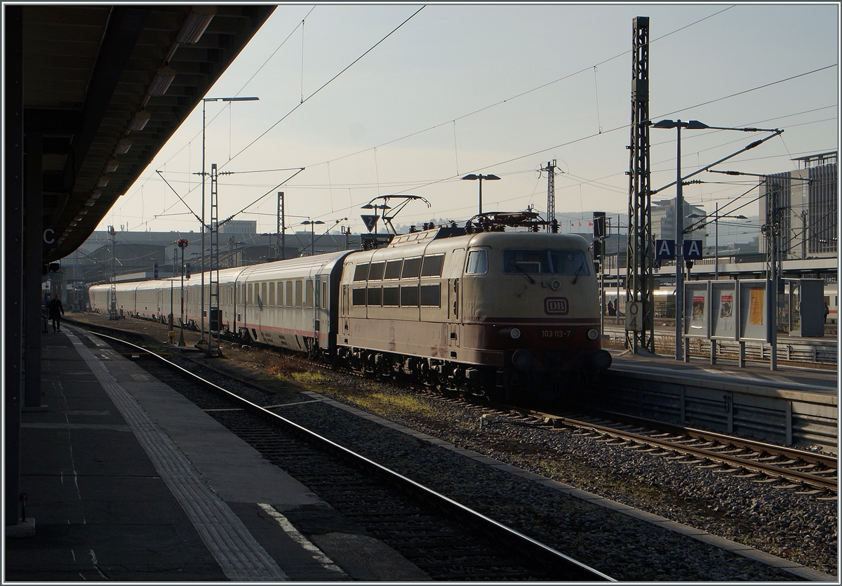 Die DB 103 113-7 übernimmt den EC 119 in Stuttgart.
29. Nov. 2014