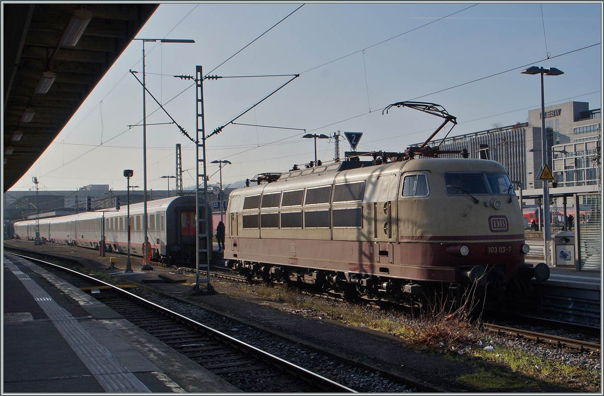 Die DB 103 113-7 übernimmt den IC nach Innsbruck in Stuttgart Hbf. 
28. Nov. 2014 