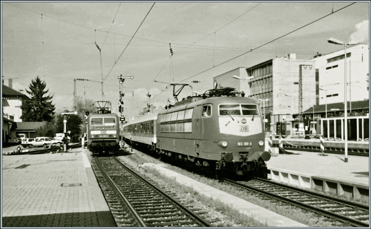Die DB 103 169-9 erreicht mit einem IR nach Seebrugg den Bahnhof von Freiburg, im Hintergrund wartet bereits eine 143 um dem Zug durchs steile H�llental zu helfen. 

Analogbild vom 23. April 1998 