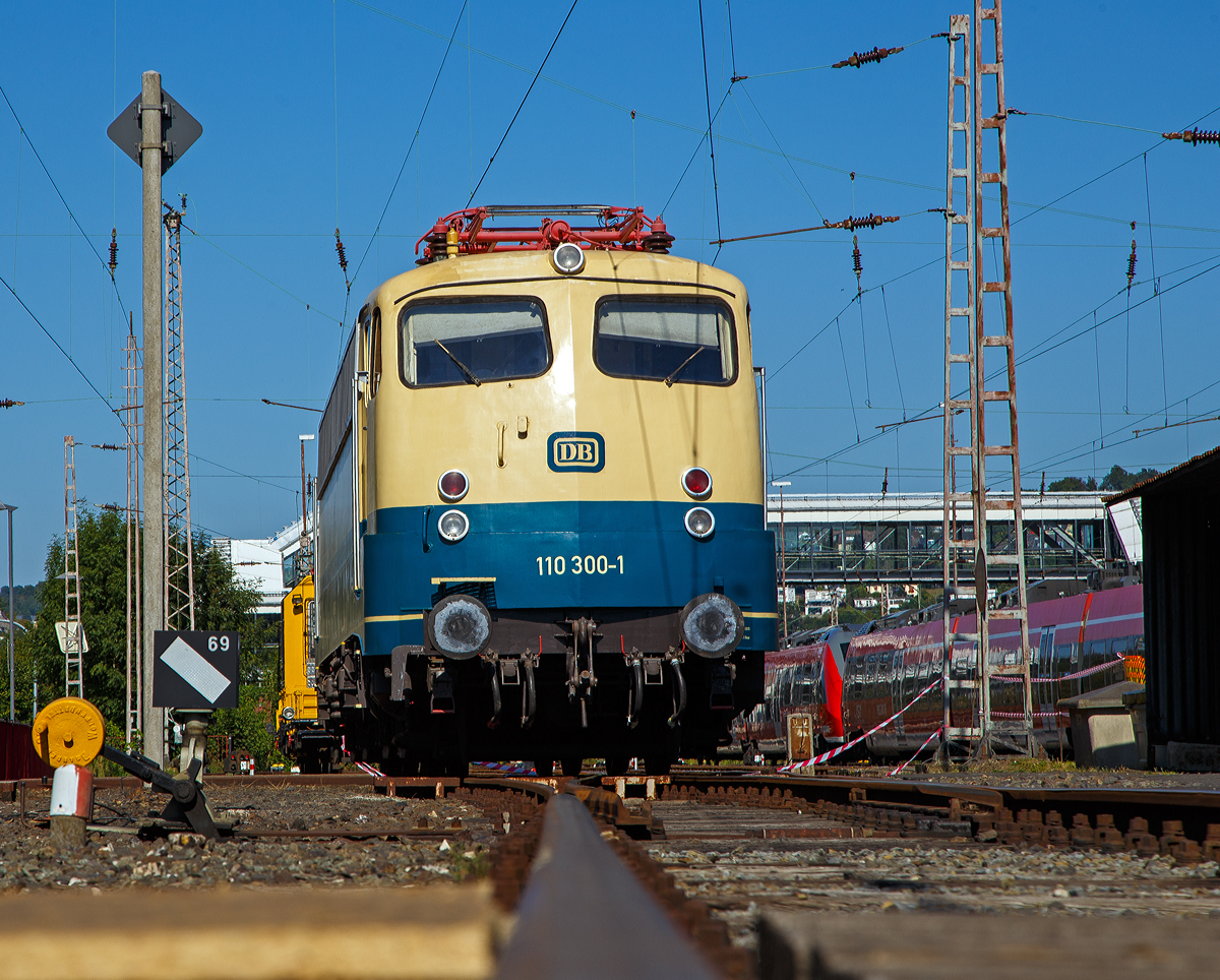 Die DB 110 300-1 (91 80 6110 300-1 D-DB), ex DB E 10 300, wurde am 24.08.2019 beim alljährliche Lokschuppenfest im Südwestfälischen Eisenbahnmuseum in Siegen präsentiert.

Die Bügelfalten E 10 wurde 1963 von der Krauss-Maffei AG in München-Allach unter der Fabriknummer 1897, der elektrische Teil ist von Siemens-Schuckert-Werke (SSW) in Berlin. Ihre letzte Einsatzfahrt hatte die Lok 2010. Seit 2011 ist sie vom DB Museum eine Dauerleihgabe an den Verein Baureihe E10 e.V. und beim Museum Koblenz-Lützel abgestellt. Im Jahr 2015 wurde die Lok in ozeanblau/beige um lackiert. Sie ist funktionsfähig hat aber kein HU.

Zur Erprobung von Komponenten für die DB-Baureihe E 03 wurden die Lokomotiven E 10 299 und E 10 300 für das Bundesbahn-Zentralamt München umgebaut.  Die Lokomotiven erreichten auf der Messstrecke von Bamberg nach Forchheim 1963 die Höchstgeschwindigkeit von 200 km/h. Bis zum November 1971 besaß die 110 300-1 Versuchsdrehgestelle für 200 km/h. Auch wurden auf ihr diverse Versuchsstromabnehmer erprobt. Zudem besaß sie NBÜ (Notbremsüberbrückung) und eP-Bremse (Elektropneumatische Bremse).

TECHNISCHE DATEN:
Spurweite: 1.435 mm
Achsanordnung:   Bo´Bo´   
Länge über Puffer:  16.440 mm 
Drehzapfenabstand:   7.900 mm   
Achsstand in den Drehgestellen:  3.400 mm   
Dienstgewicht:  86 t   
Achslast: 21 t   
Höchstgeschwindigkeit (zul.):  140 Km/h (Anfangs 200 km/h)
Anfahrzugkraft: 275 kN
Nennleistung:  3.700 kW (5.032 PS)
Anzahl Fahrmotoren  4   
Antriebsart: Gummiringfeder mit einseitigem Stirnradgetriebe   
Länge über Puffer:  16.440 mm 
Drehzapfenabstand:   7.900 mm   
Achsstand in den Drehgestellen:  3.400 mm   
Kleinster befahrbarer Radius:  100 m   
Stromsystem:  Einphasen-Wechselstrom 15 000 V, 16 2/3 Hz 
Elektrische Bremse: Gleichstrom-Widerstandsbremse
