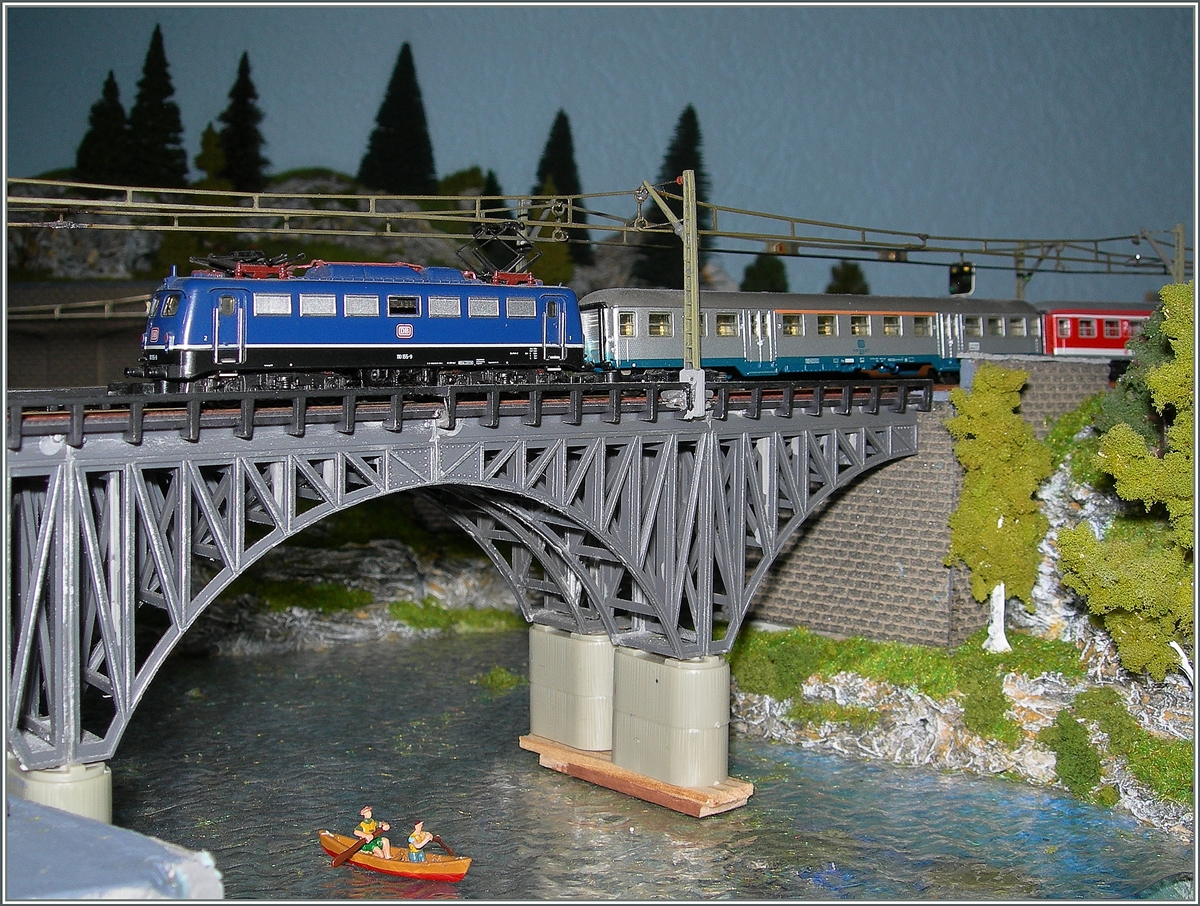 Die DB 110 mit einem RB auf der  Schwebenden Brücke .
31. Juli 2012