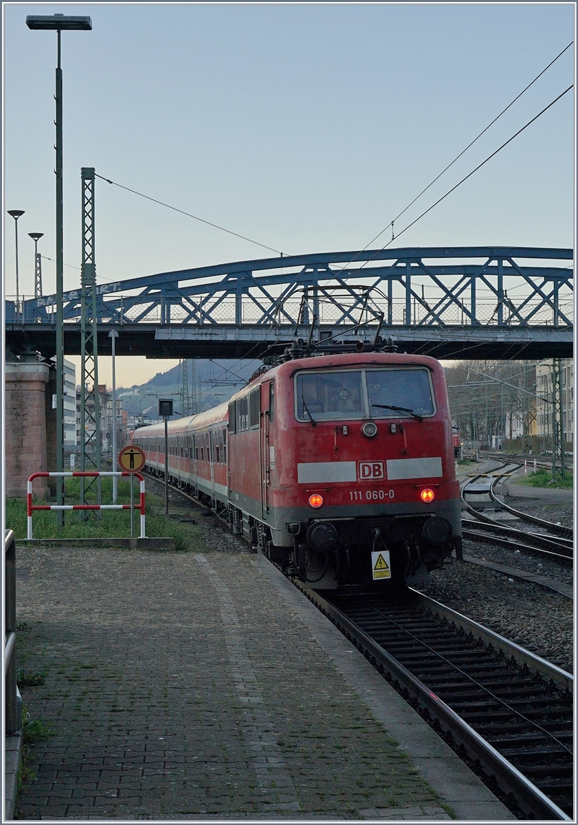 Die DB 111 040 in Freiburg im Breisgau. 

30. Nov. 2016