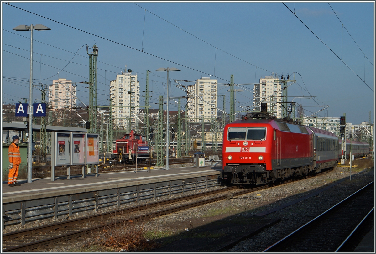 Die DB 120 111-0 erreicht mit ihrm IC nach Innsbruck Stuttgart Hbf.
28. Nov. 2011