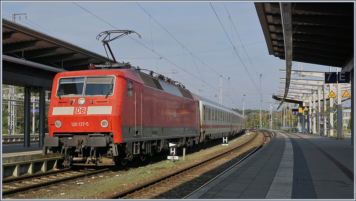 Die DB 120 137-5 macht sich mit einer Leermaterial IC-Komposition in Rostock auf den Weg nach Warnemünde. 
30. Sept. 2018