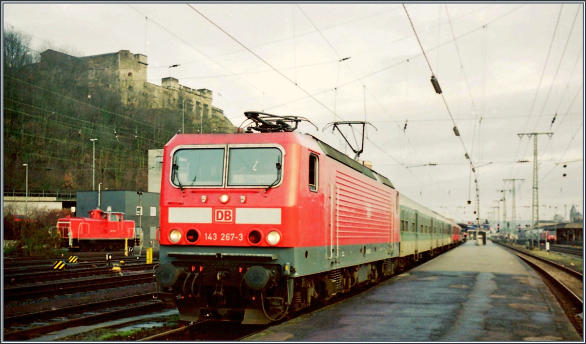 Die DB 143 267-3 steht mit einem Nahverkehrszug in Koblenz.
13. Mai 1998