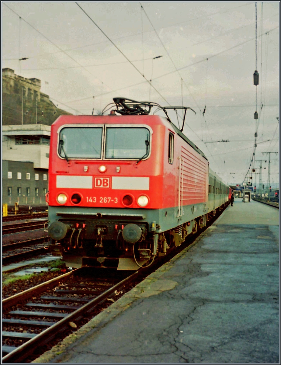 Die DB 143 267-3 steht mit einem Nahverkehrszug in Koblenz. 

13. Mai 1998