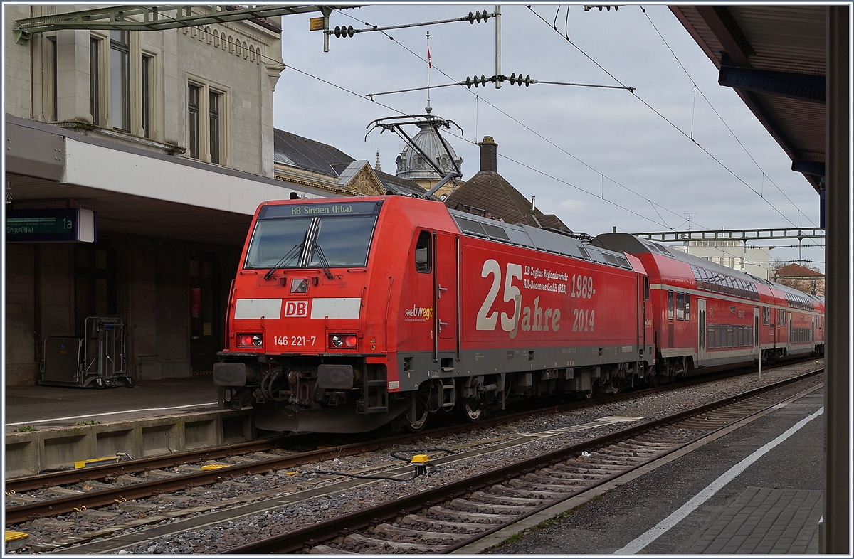 Die DB 146 221-7 wartet mit ihrem RB nach Singen in Konstanz auf die Abfahrt.

10. Sept. 2019
 