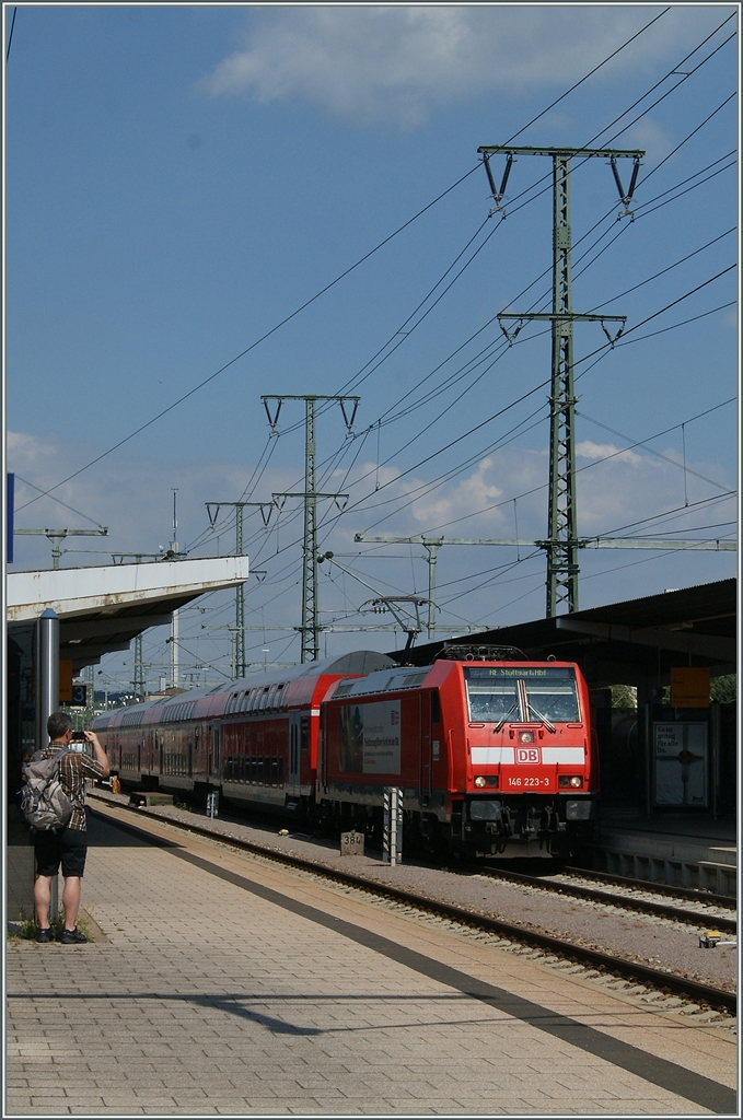 Die DB 146 223-3 wartet mit einem IRE in Singen auf die Abfahrt nach Stuttgart.
02.08.2015