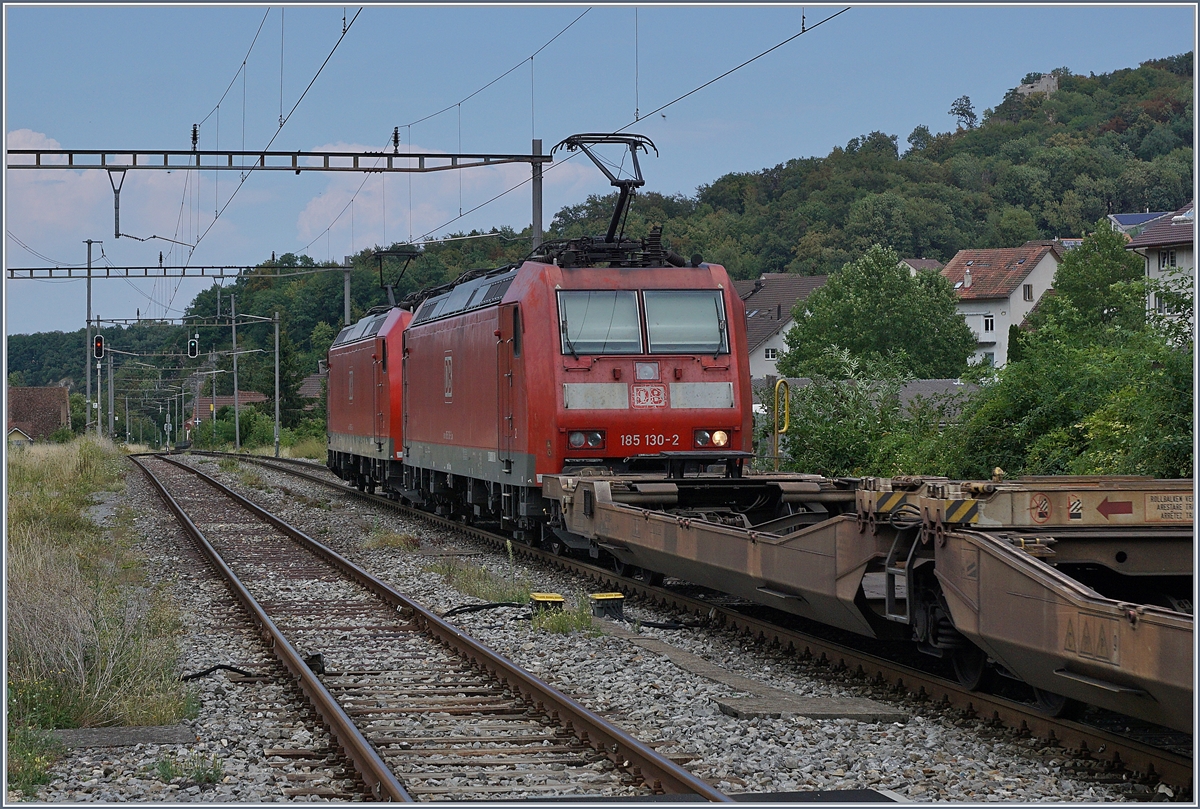 Die DB 185 088-2 an der spitze und die 185 130 mit einen einem Güterzug auf der Alten Hauensteinlinie bei der Durchfahrt in Läufelfingen. 
7. August 2018  