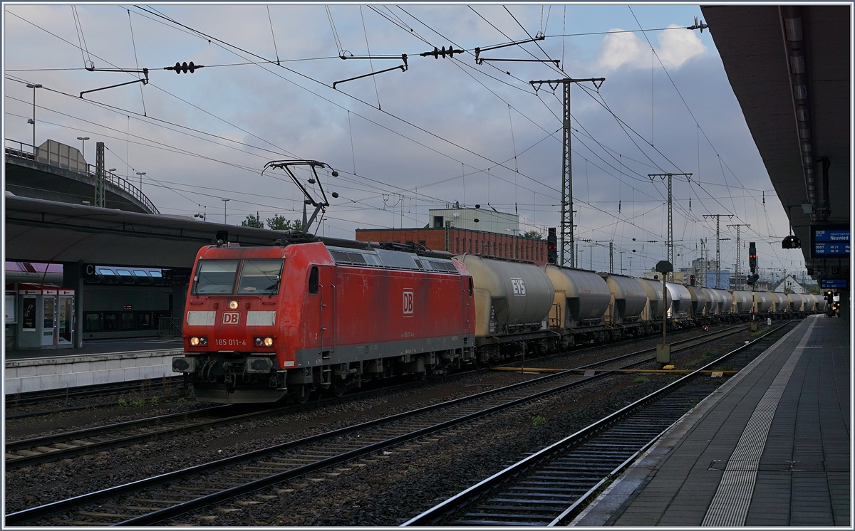 Die DB 185 11-4 erreicht mit einem Güterzug Koblenz Hbf.
3. Okt. 2017