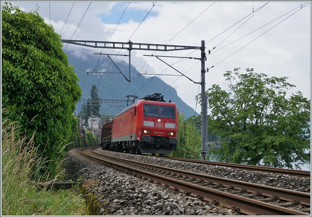 Die DB 185 125-2 mit dem Novelis Güterzug Sierre - Göttigen kurz nach Villeneuve. 

8. Juni 2021