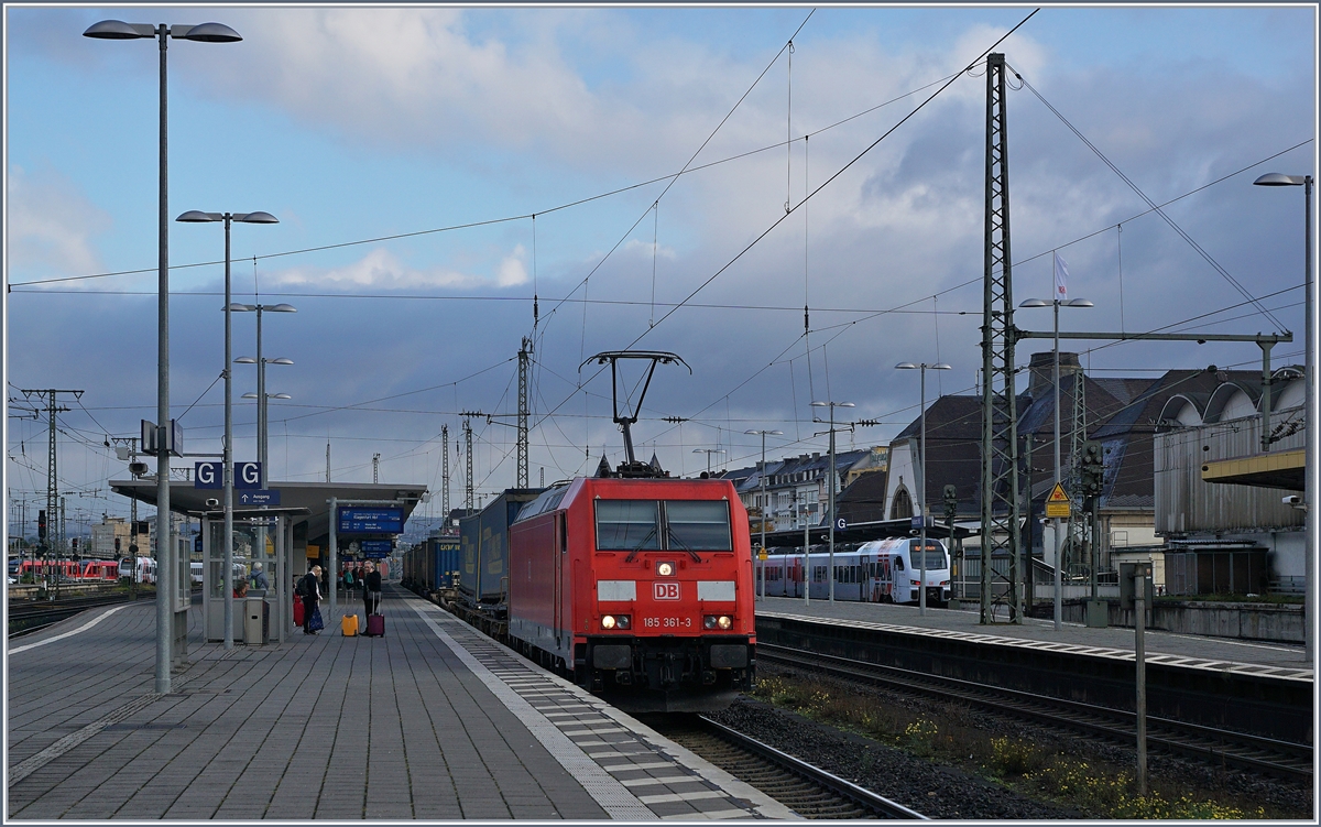 Die DB 185 361-3 mit einem Güterzug bei der Durchfahrt in Koblenz Hbf. 
3. Okt. 2017