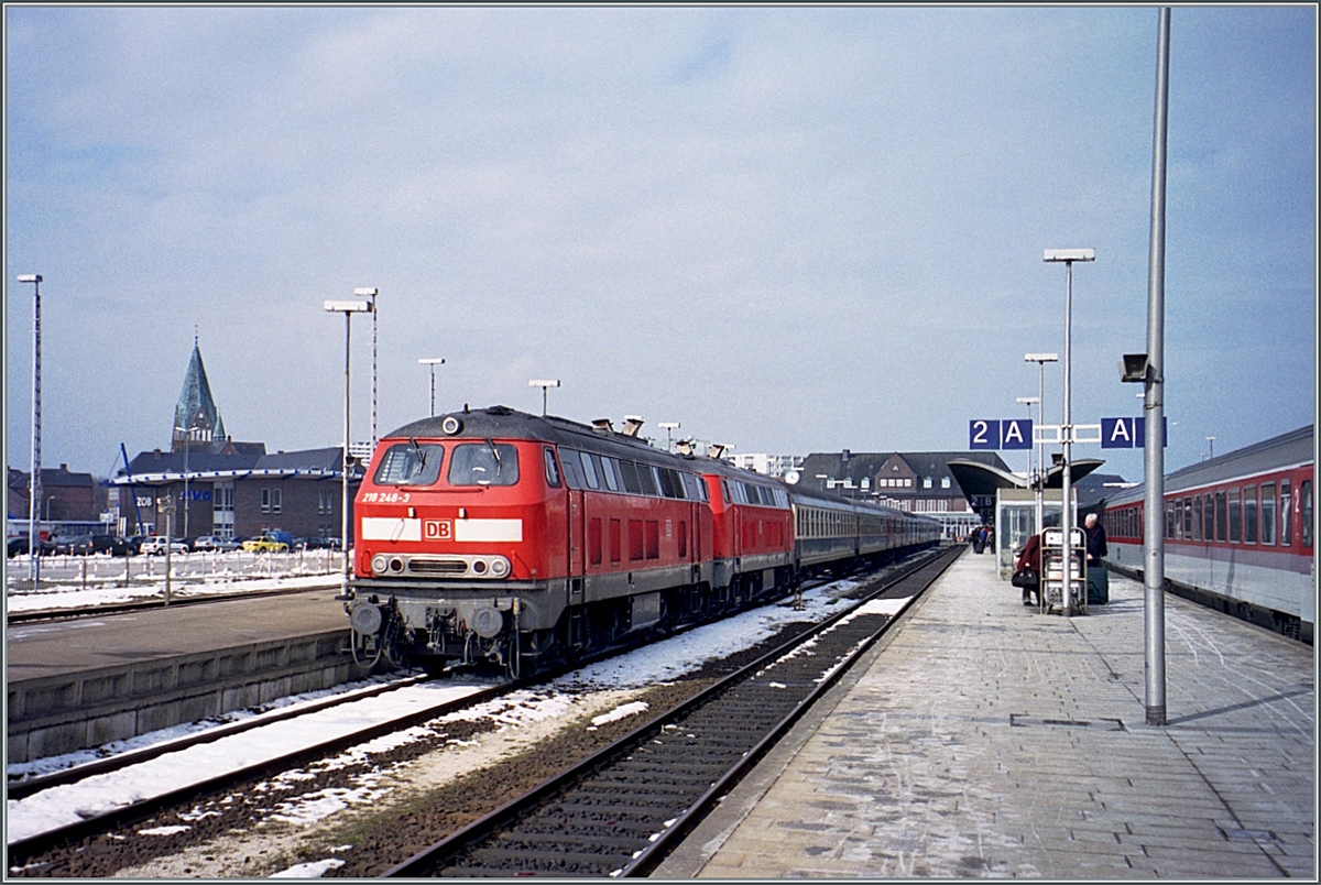 Die DB 218 248-3 und eine weitere warten mit eine Nahverkehrszug in Westerlands (Sylt) auf die Abfahrt. 

Analogbild vom März 2001