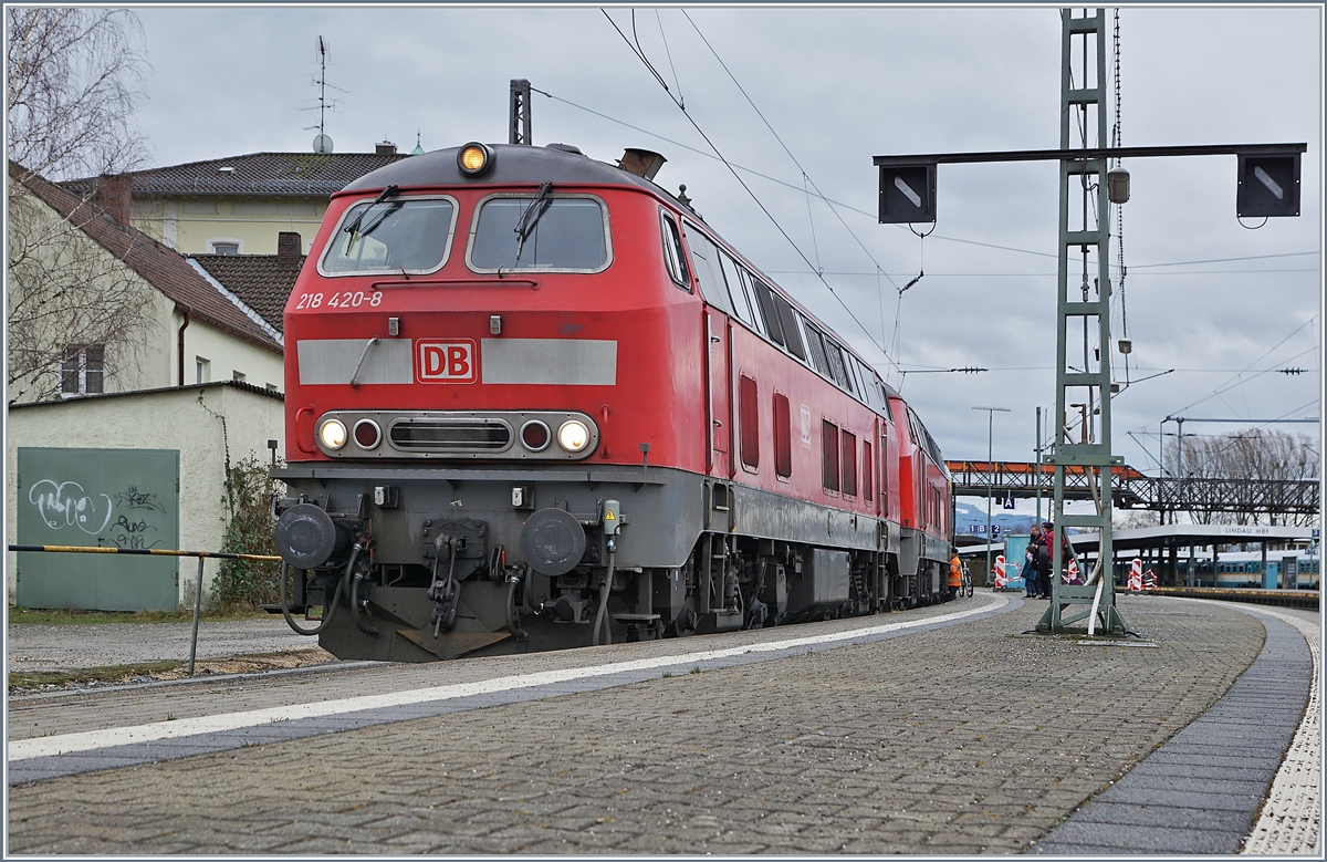 Die DB 218 420-8 und 498-4 übernehmen in Lindau den EC 195.


15. März 2019