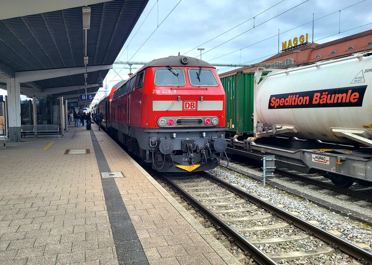 Die DB 218 429-9 beim Halt in Singen (Htw) mit ihrem RE 3 von Basel Bad. Bf nach Friedrichshafen. In der Regel sind hier DB  245 eingeteilt, so dass die schöne DB 218 eine erfreuliche Abwechslung bietet.
15. März 2025