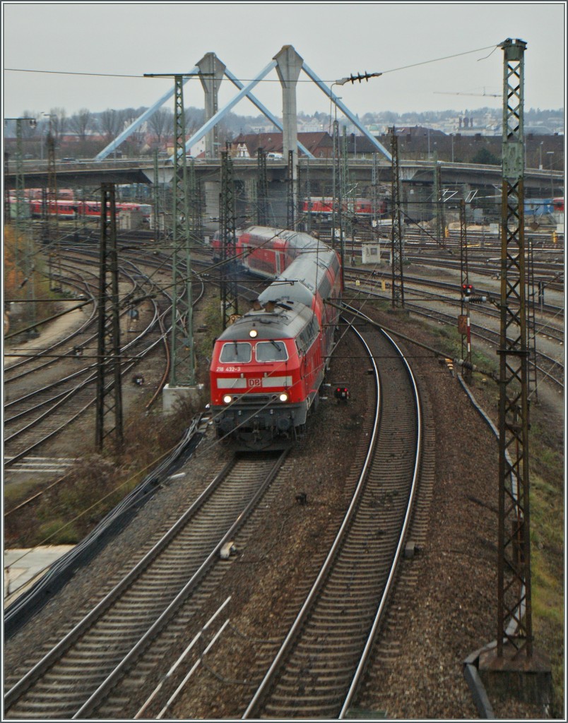 Die DB 218 432-3 (und am Zugsschluss eine Schwesterlok) verlassen mit einem IRE  von Lindau nach Stuttgart Ulm Hbf.
29. Nov. 2013