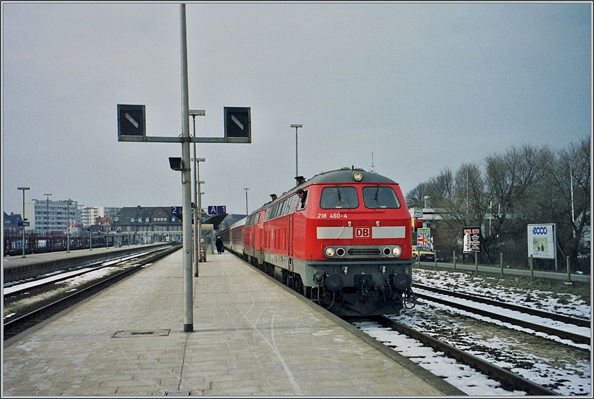 Die DB 218 460-4 und eine weitere warten mit eine IC in Westerlands (Sylt) auf die Abfahrt. 

Analogbild vom März 2001