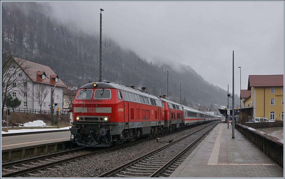 Die DB 218 495-0 und 439-9 warten mit ihrem IC 2012  Allgäu  auf die Abfahrt.

15. März 2019