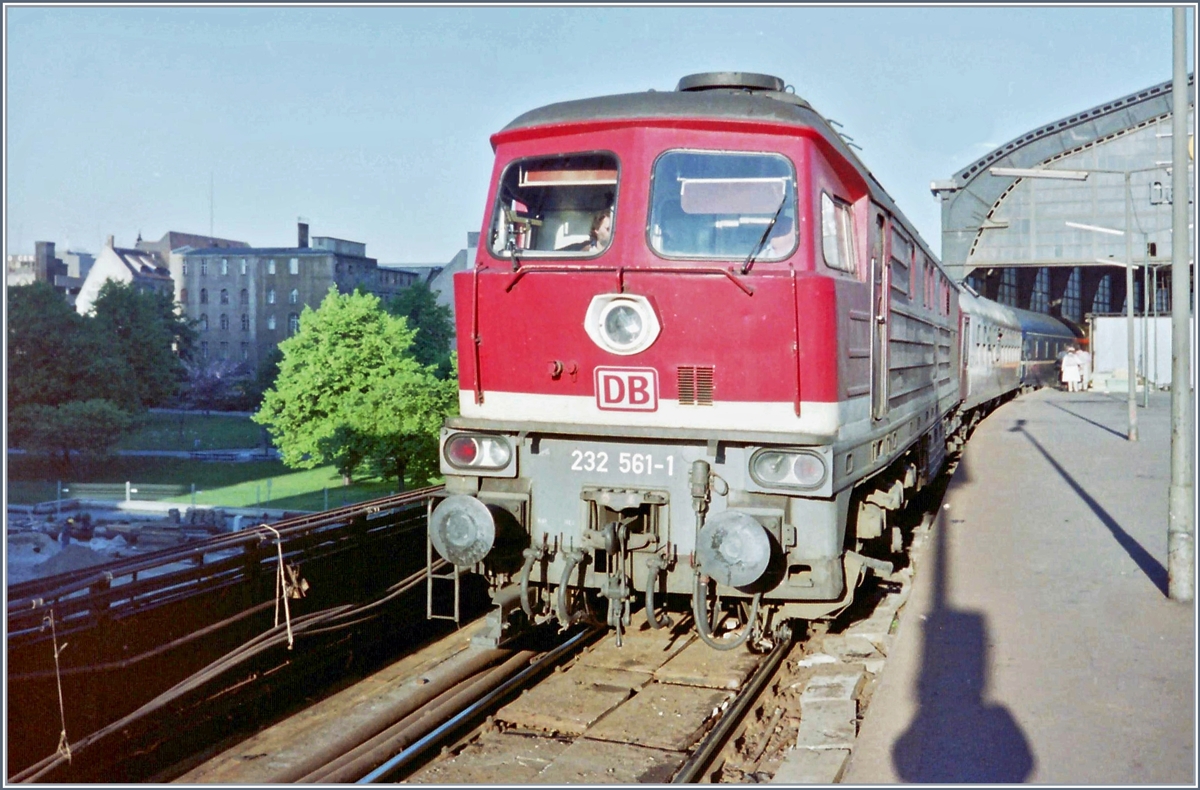 Die DB 232 561-1 ist im damals noch Fahrdrahtlosen Bahnhof Berlin Friedrichsstrasse mit einem Nachtschnellzug eingetroffen.
Analog Bild vom 3. Mai 1994