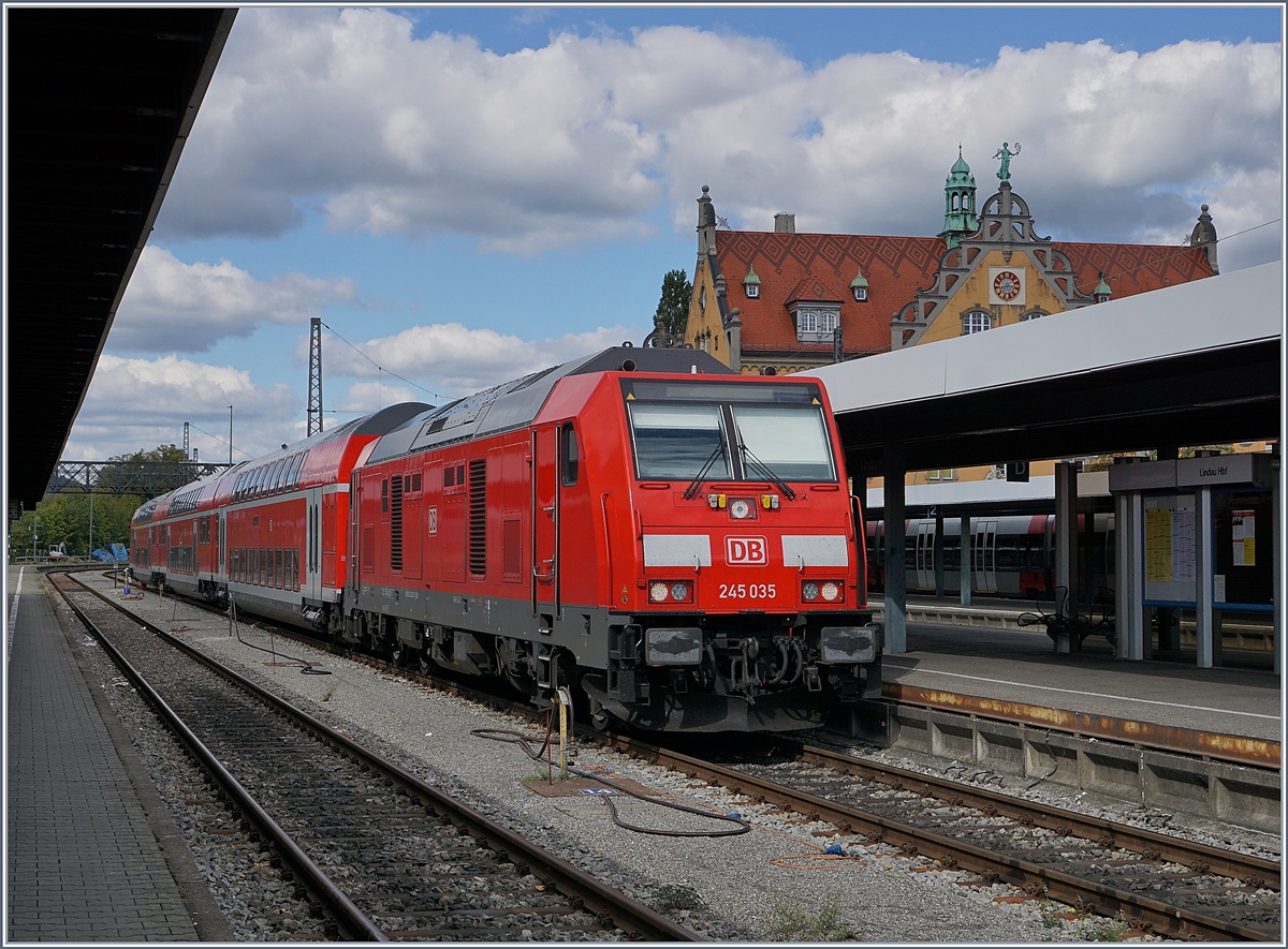 Die DB 245 035 erreicht mit einem IRE von Laupheim West ihr Ziel Lindau Hbf.
24. Sept. 2018