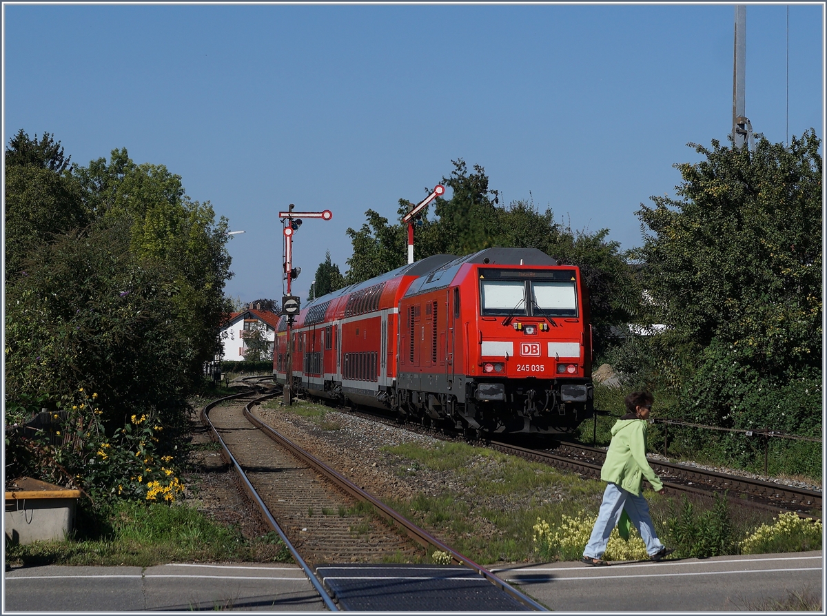 Die DB 245 035 schiebt ihren IRE aus dem Bahnhof Nonnenhorn Richtung Friedrichshafen.

25. Sept. 2018