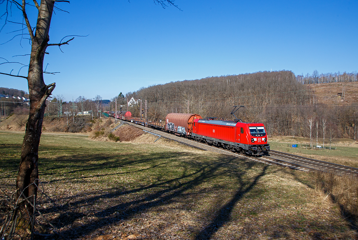 Die DB Cargo 187 190 (91 80 6187 190-4 D-DB) fährt am 10.03.2022 mit einem sehr langen gemischten Güterzug bei Rudersdorf (Kr. Siegen) über die Dillstrecke (KBS 445) in Richtung Dillenburg. Der Zug wurde, von der an die DB Cargo AG vermietete Railpool 151 130-2 (91 80 6151 130-2 D-Rpool), nachgeschoben. In Deutschland beträgt die maximale Zuglänge 740 Meter, auf ausgewählten Strecken 835 Meter.

Die Bombardier TRAXX F140 AC3 wurde 2019 von der Bombardier Transportation GmbH in Kassel unter der Fabriknummer  KAS 35589 gebaut.  Die TRAXX F140 AC3 Varianten der DB Cargo (BR 187.1) haben keine Last-Mile-Einrichtung. Die Höchstgeschwindigkeit beträgt 140km/h. Die Lokomotiven können in gemischter Mehrfachtraktion mit BR185 und BR186 eingesetzt werden.
