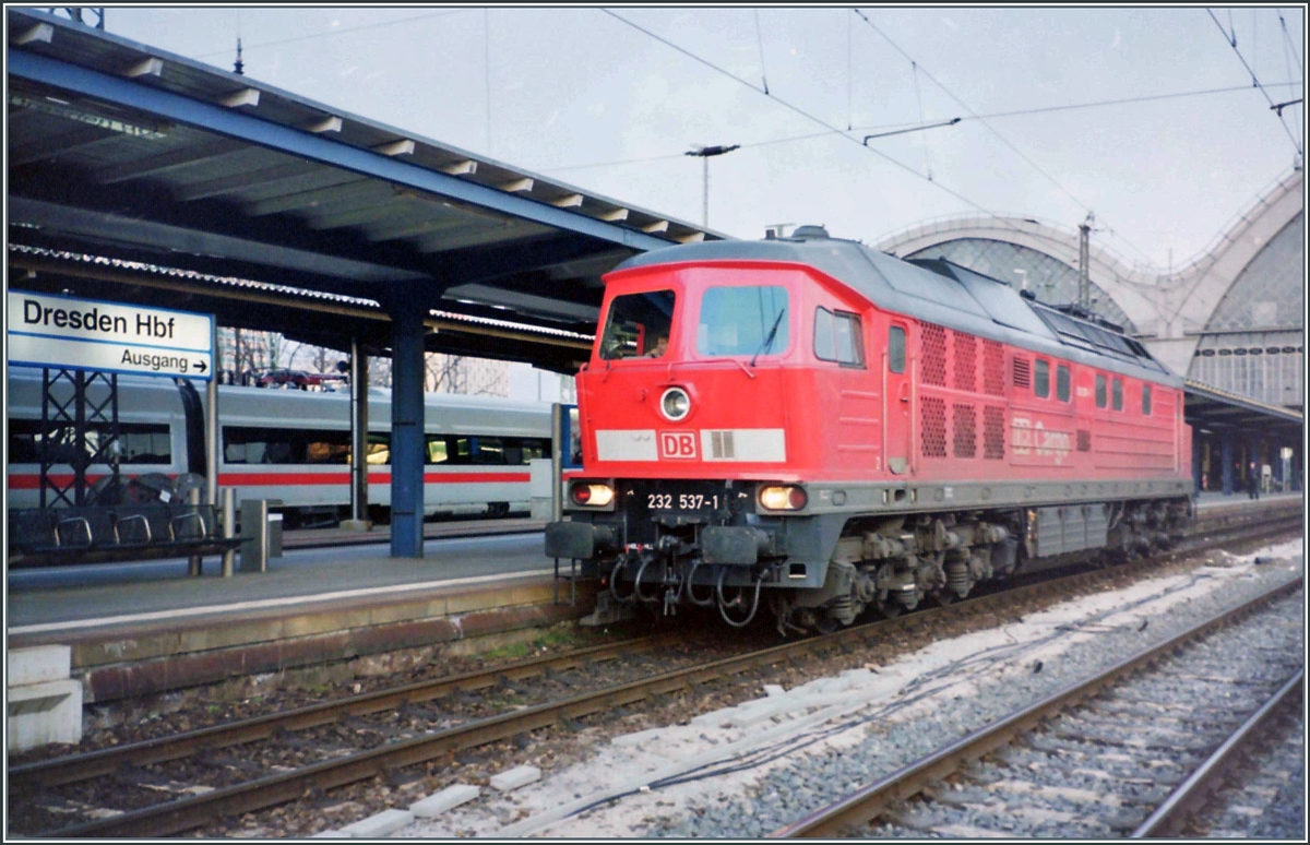 Die DB Cargo 232 537-1 in Dresden HBF. 

Analogbild vom 28. Februar 2000