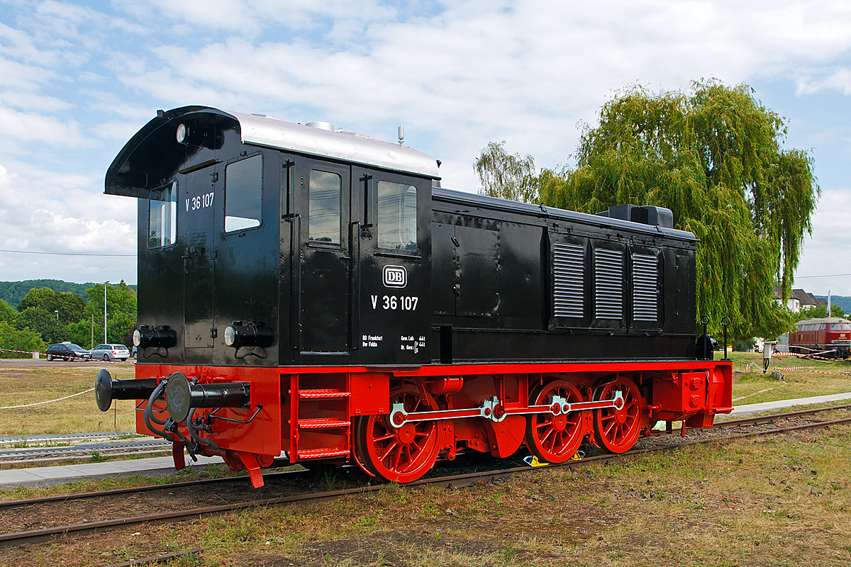 
Die DB V 36 107, ex DB 236 107-9, ex RLM 36280, am 14.06.2014 im DB Museum Koblenz-Ltzel. 

Die Wehrmachtlokomotive vom Typ WR 360 C 14  (Wehrmachtlokomotive fr Regelspur mit 360 PS, Achsfolge C und einer Achslast von ca. 14 t) wurde 1940 von der Berliner Maschinenbau AG (BMAG) unter der Fabriknummer 11216 gebaut und als Lok 36280 an RLM – Reichsluftfahrtministerium / Luftwaffe geliefert. Nach dem Krieg verblieb sie im Westen und kam so zur Deutschen Bundesbahn (DB), hier wurde sie bis 1968 als DB V 36 107 bezeichnet, mit Einfhrung des DB-EDV-Nummernschemas wurde sie als DB 236 107-9 bezeichnet, bis sie 1977 bei der DB ausgemustert wurde. Nach der Ausmusterung blieb sie in Bremen als zur museale Erhaltung bzw. als Denkmallok, bis sie 2013 zum DB Museum Koblenz-Ltzel kam.


Gebaut wurden die Loks fr explosionsgefhrdete Standorte der Wehrmacht (Raffinerien, Tanklager und Munitionsdepots), aber auch fr Hfen, Flugpltze und hnliches, wo Dampflokomotiven mit ihren Dampf- und Rauchschwaden sonst die Standorte verraten htten. Die deutsche Wehrmacht beschaffte gegen Ende der 1930er-Jahre in mehreren Varianten fast 400 dreiachsige Lokomotiven mit einer Motorleistung von 360 PS. Sie erhielten die Typen-Bezeichnung WR 360 C 14.
Diese Typenbezeichnung beinhaltet folgende Informationen:
Wehrmachtlokomotive fr Regelspur mit 360 PS, Achsfolge C und einer Achslast von ca. 14 t.


Sowohl die Deutsche Bundesbahn (DB) als auch die Deutsche Reichsbahn (DR) haben nach dem Zweiten Weltkrieg Diesellokomotiven dieser Bauart als Baureihe V 36 eingeordnet. Bei den sterreichische Bundesbahnen (BB) wurden die in sterreich verbliebenen Lokomotiven unter der Baureihe 2065 eingereiht. In dem neuen Nummernplan der DB ab 1968 trugen die Maschinen Baureihenbezeichnung 236, bei der DR ab 1970 die Baureihenbezeichnung 103.


Die Kraftbertragung vom Dieselmotor zu den Rdern erfolgte ber ein hydraulisches Mehrstufengetriebe von Voith, eine Blindwelle und Treibstangen.


TECHNISCHE DATREN (V36.1)
Spurweite: 1.435 mm
Achsanordnung:  C 
Lnge ber Puffer: 9.200 mm
Achsabstnde:  1.350 mm / 2.600 mm
Gesamtachsstand: 3.950 mm 
Raddurchmesser: 1.100 mm
Hchstgeschwindigkeit:  60 km/h
Dienstgewicht: 38 t
Motorart: 6-Zylinder-viertakt-Diesel-Reihenmotor 
Motorhersteller/-typ: MWM RHS 235 S
Motorleistung:  360 PS (265 kW) bei 600 U/min
Zylinderdurchmesser: 250 mm
Kolbenhub: 350 mm
Hubraum: 103 Liter
