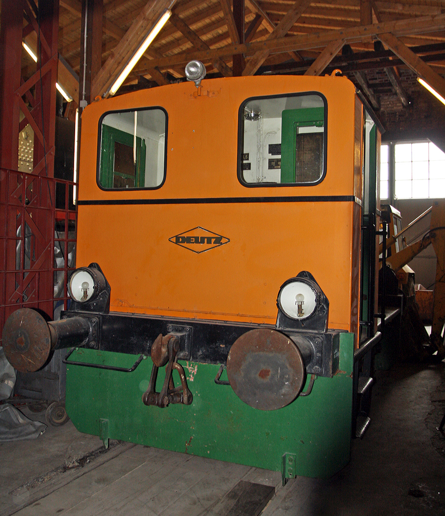 Die DEUTZ 56792 eine Deutz  Typ  A4L 514 R  eine Leihgabe an die Westerwälder Eisenbahnfreunde 44 508 e. V. steht am 18.05.2014 im Lokschuppen beim Erlebnisbahnhof Westerwald in Westerburg, hier war Museumstag.  

Die Lok wurde 1957 bei KHD unter der Fabriknummer 56792 gebaut und am 27.01.1958 an die Stadtwerke Gießen ausgeliefert.

Die Diesellokomotive der Bauart A4L 514 R wurde von der Klöckner-Humboldt-Deutz AG in Köln entwickelt und gebaut. Die für den leichten Rangierdienst vorgesehene Lokomotive verfügt über einen 55 PS starken luftgekühlten 4-Takt Dieselmotor, der die Maschine bei einem Dienstgewicht von 14 Tonnen auf die größte zulässige Geschwindigkeit von 15 Km/h beschleunigt. Die Lokomotive wurde in großer Stückzahl in unterschiedlichen Spurweiten gebaut und fand weltweite Verbreitung.