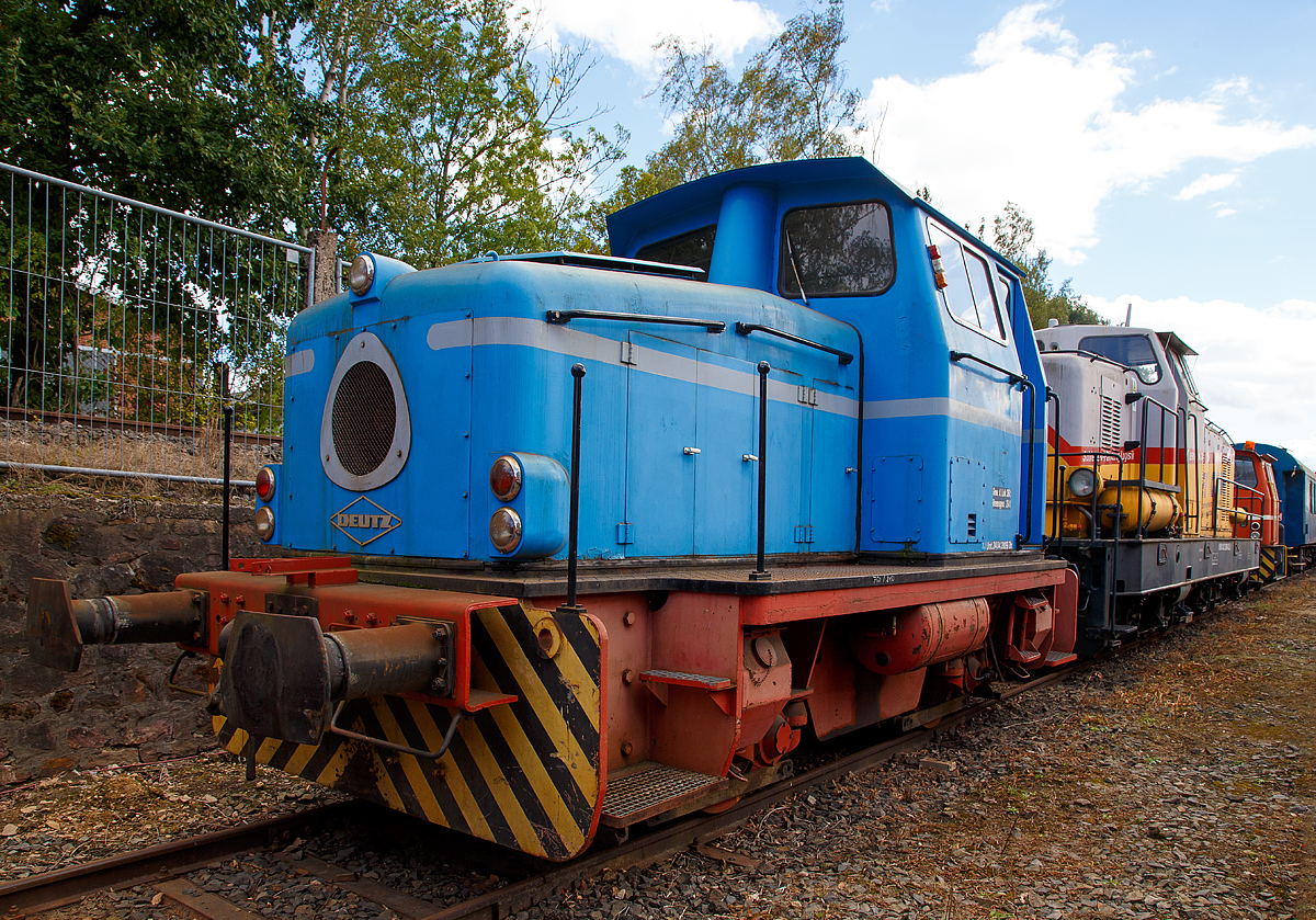 
Die Deutz Dieselhydraulische Rangierlokomotive KG 230 B (Deutz 57813), ex DWK 1 (Drahtwerk Köln GmbH), am 02.10.2016 beim Tag der offenen Tür der BLE Butzbach-Licher Eisenbahnfreunde e. V. in Butzbach.

Die Lok wurde 1964 bei Deutz unter der Fabriknummer 57813, für F&G - Felten & Guilleaume Carlswerk Eisen und Stahl GmbH in Köln-Mülheim gebaut. F&G fimierte später als ARBED-F&G Drahtwerke Köln GmbH, dann als TrefilEUROPE Drahtwerk Köln GmbH und seit 1995 als DWK Drahtwerk Köln GmbH (zur Saarstahl Gruppe). Im Jahr 2011 wurde sie bei der DWK ausgemustert und ging an den Händler EBO - Eisenbahnbedarf Bad Orb Stephan Karkowski.

Technische Daten:
Typ: KG 230 B
Spurweite: 1.435 mm (Normalspur)
Leistung: 170 kW (230 PS)
Achsanzahl: zwei (B-dh)
Motor: KHD A12L714
Getriebe: Voith L33y
Antriebübertragung: Der Antrieb der Achsen erfolgt über Gelenkwelle
Dienstgewicht: 32 t
Höchstgeschwindigkeit: 30 km/h
Länge über Puffer: 8.030 mm 

Typ KG 230 B = Kleinlok mit Gelenkwelle 230 PS und zwei Achsen