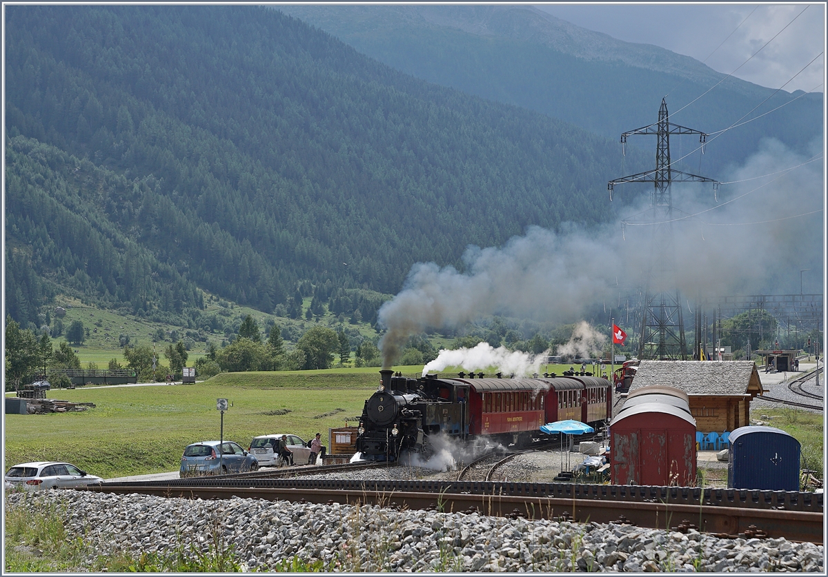 Die DFB HG 3/4 N° 9 verlässt mit ihrem Dampfzug nach Realp den DFB Bahnhof von Oberwald in Richtung Gletsch. 

31. August 201