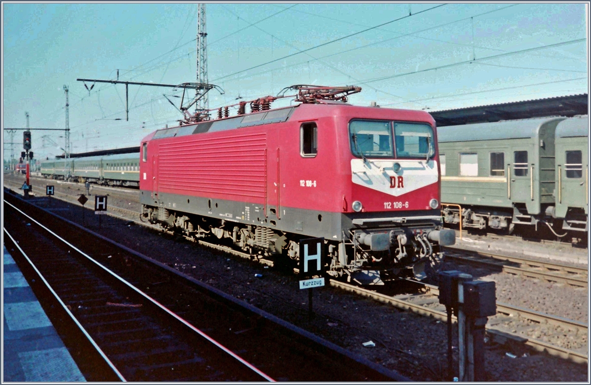 Die DR 112 108-6 wartet in Berlin Lichtenberg auf neuen Aufgaben.
Analog Bild vom 3. Mai 1994