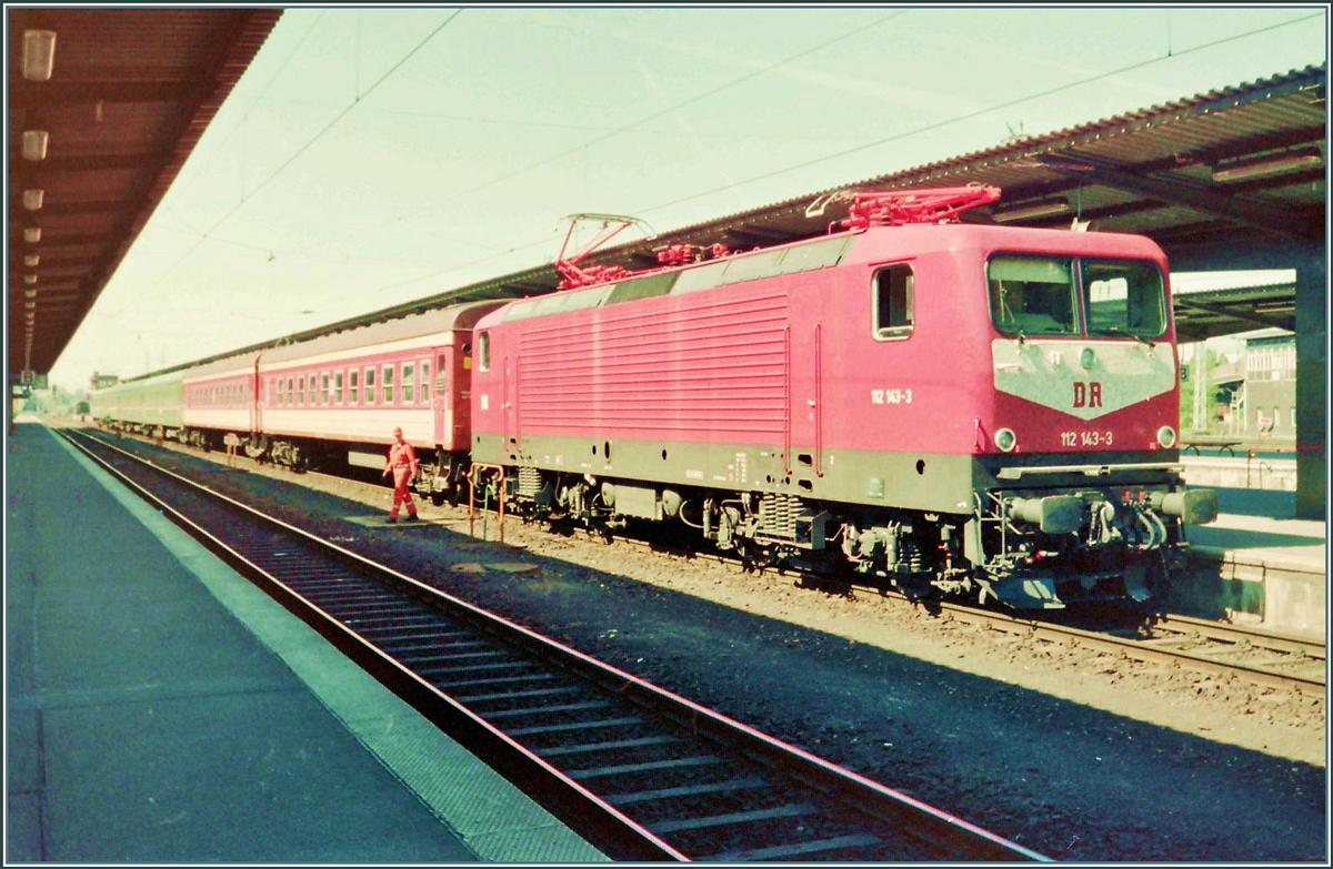 Die DR 112 143-8 mit einem Langstreckennachtschnellzug nach Villnius und Kiew in Berlin Lichtenberg. 

3. Mai 1994