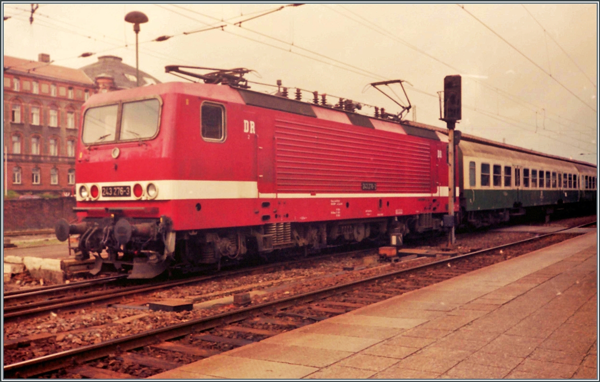 Die DR 243 276-3 in Schwerin HBF. 

Analogbild vom Sept. 1990