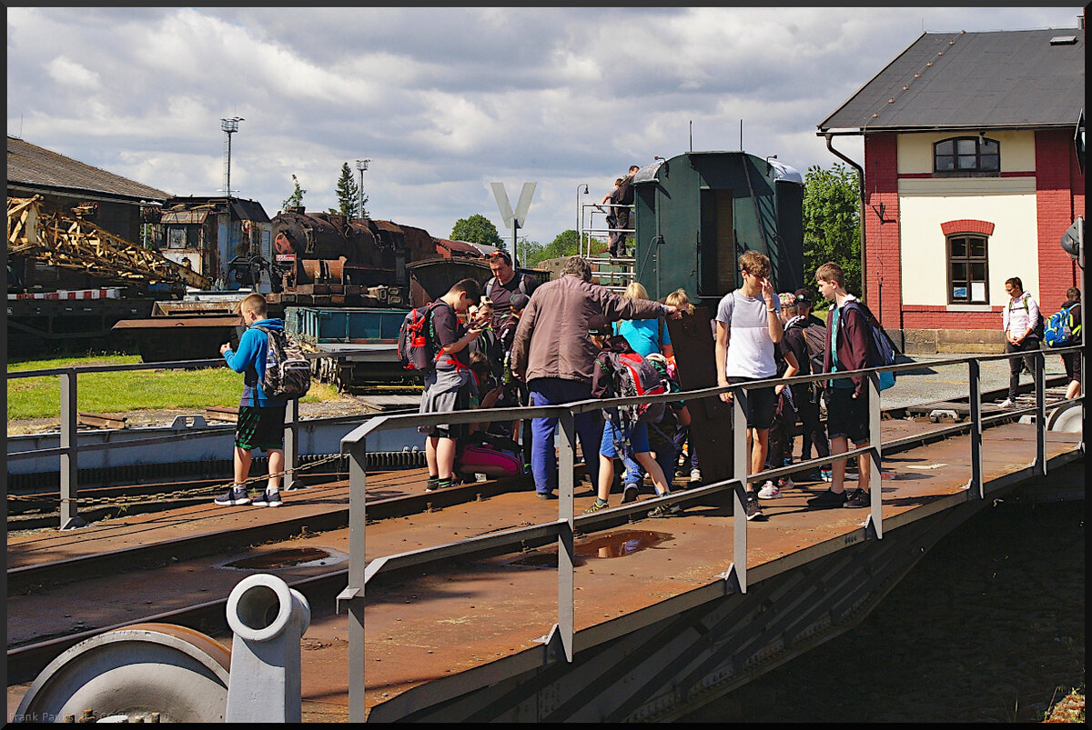 Die Drehscheibe im Eisenbahnmuseum Jaroměř dient auch als Anschauungsobjekt. Hier wird einer Gruppe Schüler erklärt wie sie funktioniert.

Eisenbahnmuseum Jaroměř, 21.05.2022
