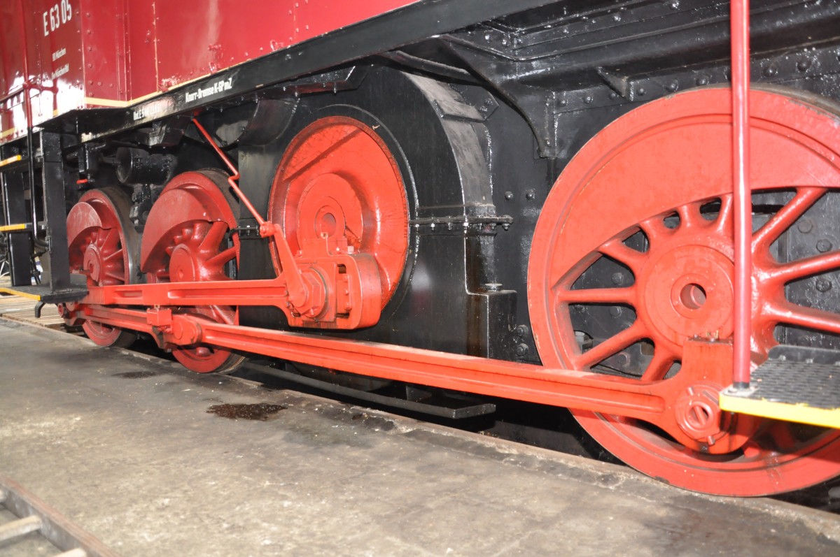 Die drei stangengekuppelten Laufr�der und das Schwungrad des Antriebs, welches �ber eine Schr�gstange die Kraft auf die Kuppelstange und somit auf die Laufr�der �bertr�gt, an der E 63 05 im Bahnpark Augsburg am 26.10.2009.