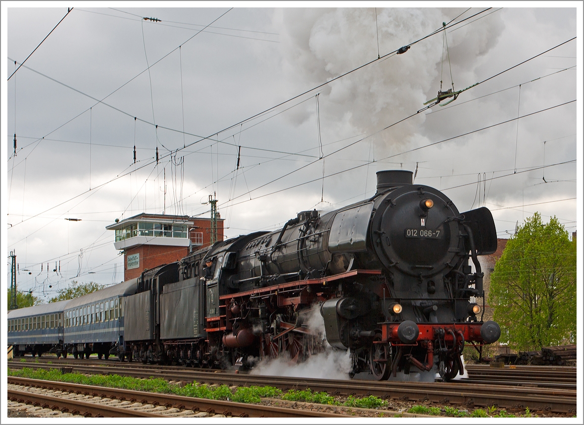 Die Dreizylinder-Schnellzuglok 012 066-7 (01 1066) der UEF (Ulmer Eisenbahnfreunde) setzt am 28.04.2013 unseren Sonderzug in Darmstadt-Kranichstein aufs andere Gleis um.

Die 01 1066 wurde im Jahr 1940 von der BMAG (vormals L. Schwartzkopff) an die Deutsche Reichsbahn ausgeliefert. Ursprnglich hatte die Lok eine Stromlinienverkleidung, die aber nach dem Ende des 2. Weltkriegs entfernt wurde. 
Im Jahr 1954 bekam die 011066 einen neuen Hochleistungskessel, 1957 eine lhauptfeuerung. Am 31. Mai 1975 absolvierte die Lok ihre letzte planmige Fahrt bei der DB.

Technische Daten der 012 066-7
Bauart:  2'C1'h3
Treib- und Kuppelraddurchmesser:  2.000 mm
Leistung :  2.470 PS
Hchstgeschwindigkeit:  140 km/h
Lnge ber Puffer:  24.130 mm
Gewicht dienstbereite Lok:  111.6 t (ohne Tender)