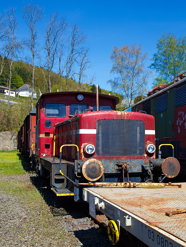 
Die EFO 104, ex Industrielok Bayer 104 (der Bayer AG, Leverkusen), eine Jung-Doppellok (Umbau aus meterspurigen Werksloks 5+6), am 05.05.2016 im Eisenbahnmuseum Dieringhausen, leider etwas verdeckt. 

Die Lok Nr. 104 entstand 1965 zusammen mit ihren Schwestern, Nr. 106 und 107, aus 6 meterspurigen 2-achsigen Diesellokomotiven der Firma Jung vom Typ LC 12 B nach der Stillegung des meterspurigen Werksbahnnetzes im Bayer-Werk Anfang der 1960er Jahre. Mit großem technischen und wahrscheinlich auch finanziellen Aufwand wurden die beiden meterspurigen Diesellokomotiven mit den Jung Fabriknummern 13028 und 13029  (Baujahr 1955) bei der Lokomotivfabrik Jung in Jungenthal zur regelspurigen Doppel-Diesellok Nr. 104 der Eisenbahn Köln-Mühlheim - Leverkusen der Farbenfabrik Bayer AG umgebaut.

Technische Daten von der Lok:
Spurweite: 1.435 mm
Achsfolge: B´B´
Motor: Deutz A 6 M 517
Leistung: 2 X 122 PS
Breite: 2.950 mm
Höhe: 3.660 mm
Länge über Puffer: 9.890 mm
Kleinster befahrb. Gleisbogen: R 40 m
Dienstgewicht: 39,4 t
Kraftübertragung: Gelenkwellen
Bremse:Westinghouse-Druckluftbremse,
1Kammerbremse auf alle 4 Radsätze, Trommelbremse mit je 2 Backen