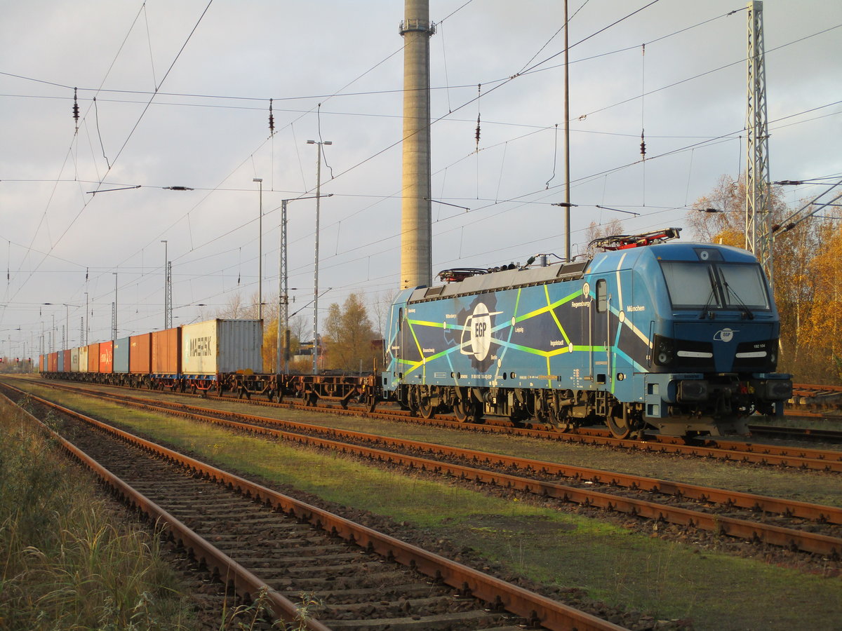 Die EGP 192 104,mit dem Containerzug aus Hamburg,am 11.November 2019,in Mukran.