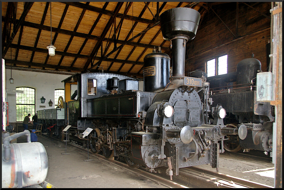 Die ehemalige kkStB 97.20, bei der ČSD als 310.006 bezeichnet, stand im Lokschuppen des Eisenbahnmuseums Jaroměř. Gebaut wurde die Dampflok bei der Wiener Neustadt Gesellschaft im Jahr 1879.

Jaroměř, 21.05.2022
